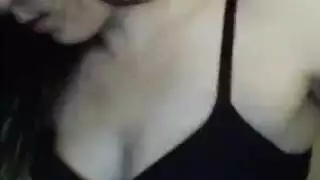 سمراء ساخنة تبلع عميقًا قبل أن يلعق فرجها في مشهد إباحي