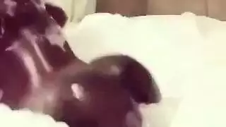 مراهقة من الأبنوس تمارس جنسًا عنيفًا في حرم الجامعة