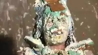 فتاة آسيوية مبللة تركب زب في مشهد خارجي جامح