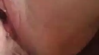 أصابع حبيبها الماهرة تجعل مهبلها يقطر