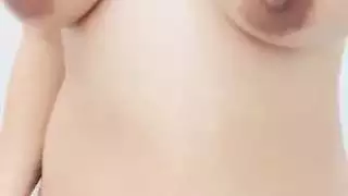 عربية تبرز ثدييها العملاقة وفراء مهبلها في مقطع إباحي