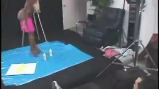 عاملة تنظيف سمراء كبيرة الصدر تتوق لقضيب ضخم في مشهد إباحي صريح