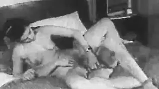  المراقب الصبي الخفي يحصل على مص عميق ويفرغ خصيتيه