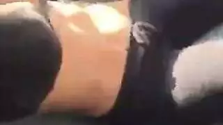 كاميرا خفية تلتقط فتاة تلعب بكسي في الحمام