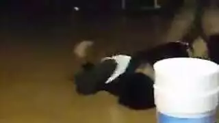 جَمال مَسرَحي مُوشَم يَأخُذ عِصَابَة جِماع خَشِنة في الأستوديو