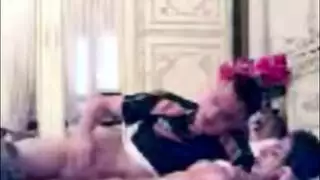 جماع عنيف: خادمة عربية تأخذه عميقاً في وضعية الفارسة الخشنة