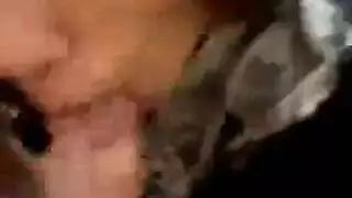 عاهرة بجوارب شبكية ونظارات تأخذ قطعة نقدية لممارسة جنس صريح