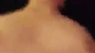 بدلا من الخيارات الخيرية عبر الإنترنت، كان رجل قرنية لديه مجموعة من ثلاثة أشخاص مع فتاتين حارين ورجل آخر