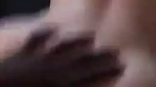 كل الفتحات مُشبعة: مقطع جنس جماعي ثنائي الميول