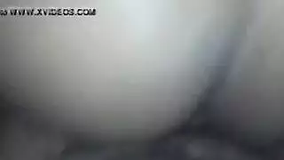 العاهرة سمراء البشرة تتوق لجنس فموي خشن من حبيبها