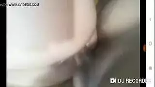 مؤخرتها العذراء الضيقة تتعرض للضرب