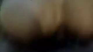 فتحة شرج مفتوحة: فيديو صريح لأم ممتلئة تأخذه في مؤخرتها