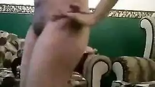 رقص إكس إكس إكس: فتاة تهز صدرها وطيزها في عرض تعريص ساخن