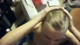 فتاة مستهترة مولعة بالكتب تمتلئ بالسائل المنوي في أول علاقة جنسية جماعية