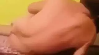 خيال الديوث الإباحي: الابن يضرب أمه بينما الأب يشاهد