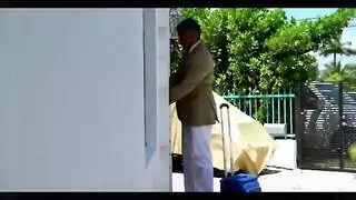 استمناء الخادمة الشبقية يتحول إلى نيك مزدوج عنيف