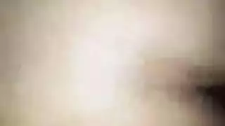 رجل يحول غرفة المعيشة إلى وكره الجنسي الشخصي