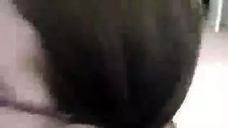 مراهقة ترتدي تنورة تفتح فرجها للرجل المجاور