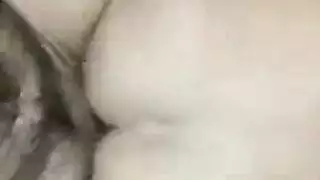 أوضة جماعية لطاقم طيران مخمور في حمام طائرة ضيق