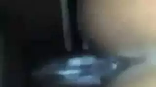 تفحيط مهبلها السمراء الضيق حتى تئن من المتعة