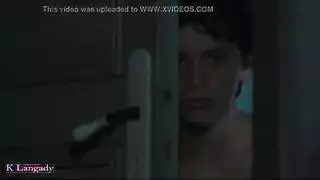 غانغبانغ قبلي مبلل فتاتان تمتلآن بالمني في حوض السمك