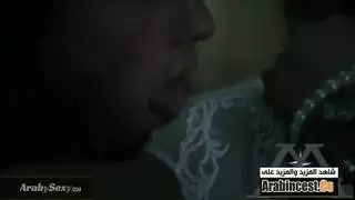 جرعة إباحية ليلية مع أنثى فاقدة للوعي حاضرة