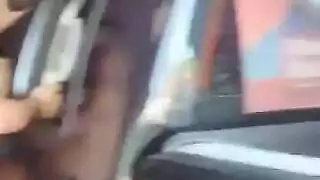 رجل أكبر سناً ذو خبرة يمارس الجنس مع مراهقة سمراء بقضيبه السميك الكبير