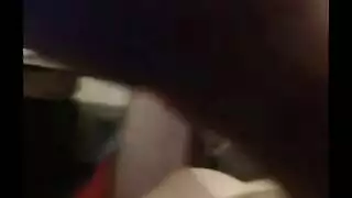 جزائرية ذات أثداء كبيرة تمص الزب بين صدرها