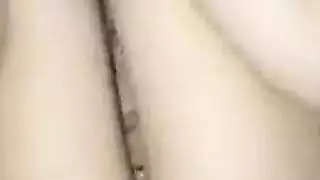 كتي الآسيوية يعطي الرأس