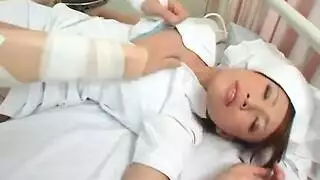 ممرضة صغيرة تقيس حرارة المريض بجسدها