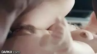 فتيات ناضجات ساخنات ينكتهن قضيب أسود ضخم في جنس جماعي
