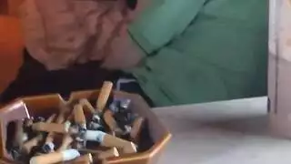 مراهقة تلعب بكسي في البرية: جلسة استمناء وحشية