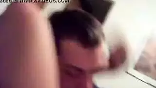 إباحية هاوية: شاب يعبد ثدييها الطبيعيين