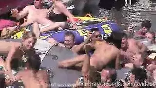 إباحية في الخارج: لعق مزدوج لفتاة مثيرة على شاطئ العراة