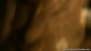 جنس جماعي صعب: سمراء محلوقة تأخذ كل الفتحات