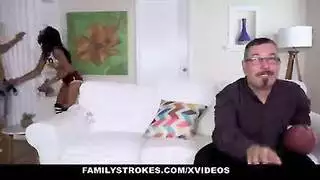 جميلة كبيرة الثدي تظهر صدرها قبل فعل جنسي صريح