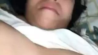 فاتنة فائقة الأنوثة تطلب جماع مزدوج وعنيف بثلاثة أعضاء