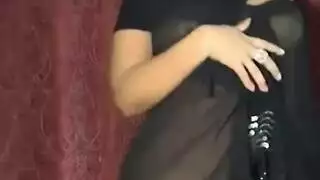 عرض ثدي حار: ثدي الفتاة العربية الكبير وحلماتها القاسية معروضة