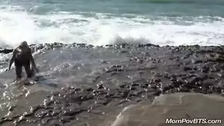 مراهق نحيف شاب في فعل صريح مكثف